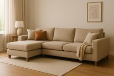 Ein beiges Ecksofa in einem modernen Wohnzimmer
